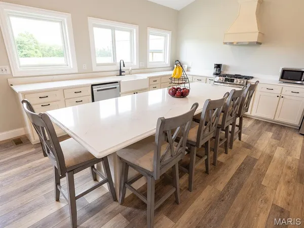 $1,050,000 | 27650 Iowa Road, Perry, MO 63462