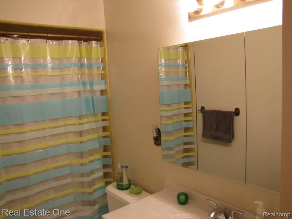 6455 Hermana Road West Bloomfield, MI 48324 - Photo 8 of 14