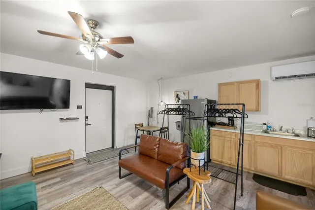 a view of a house with backyard and garden