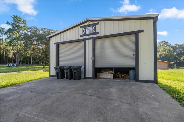 a view of a backyard