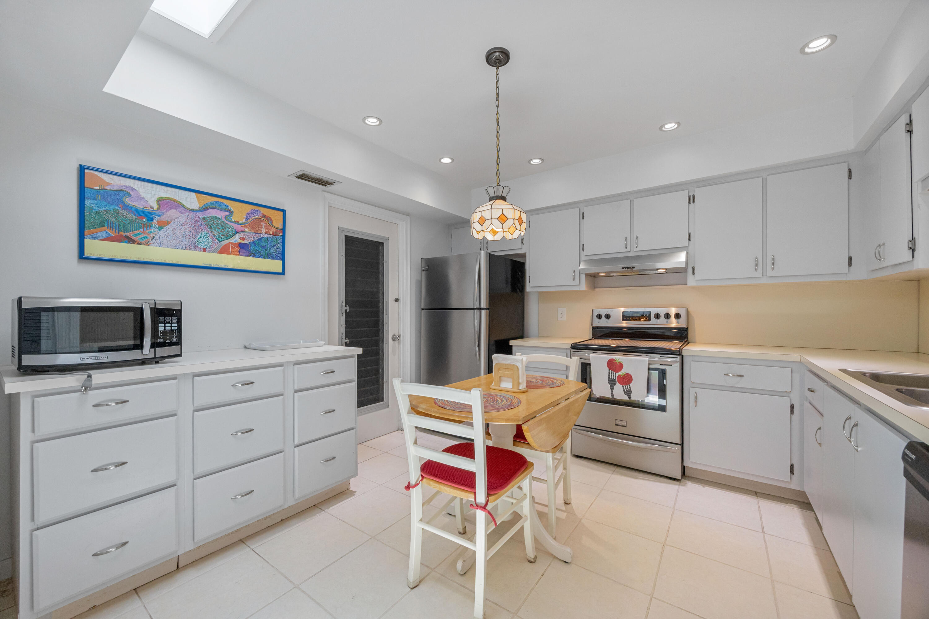 22 Ridge Pointe Drive, Unit C Boynton Beach, FL 33435 - Photo 3 of 25 Kitchen