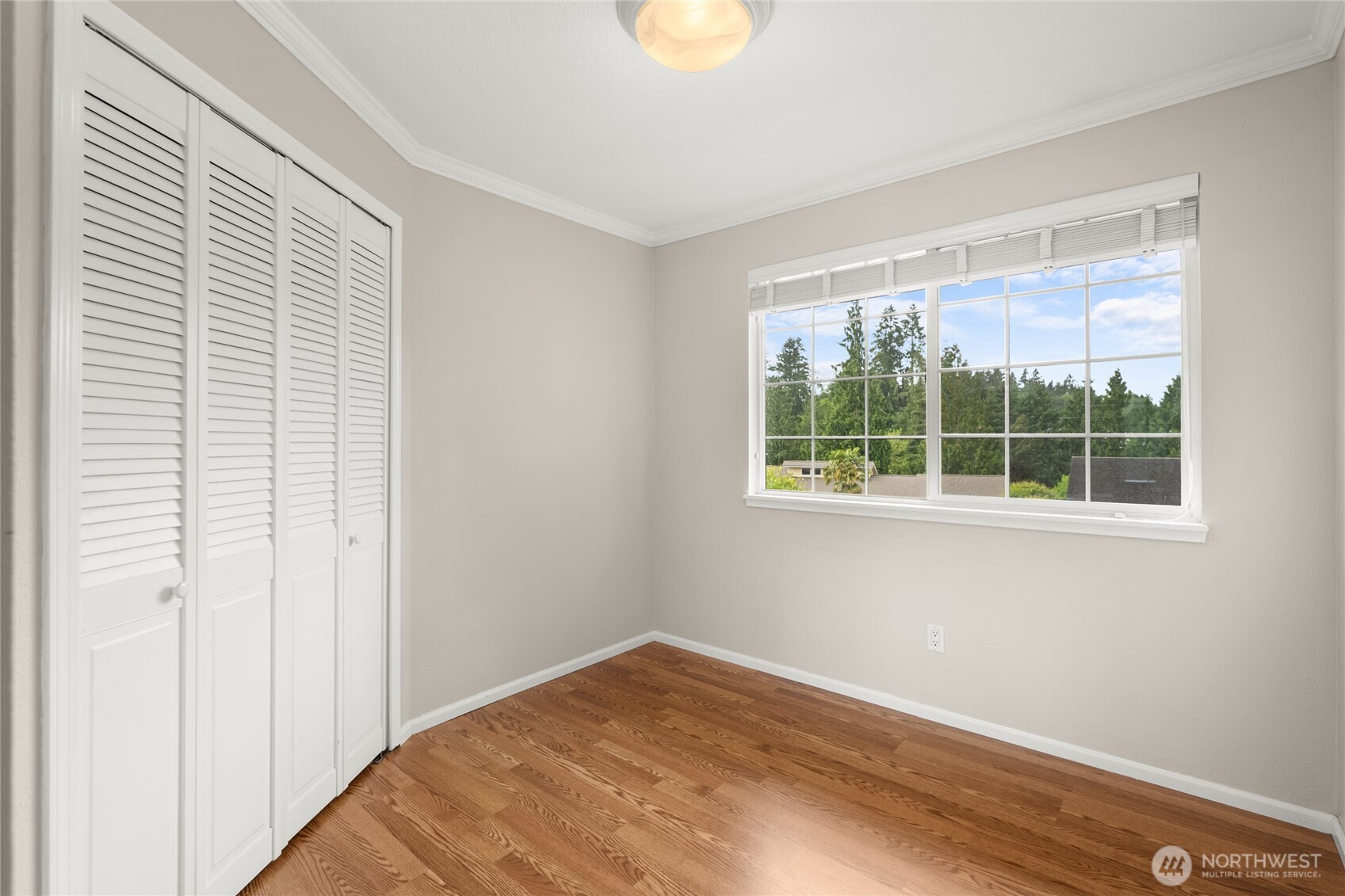 10 Jeffery Place Longview, WA 98632 - Photo 20 of 40 a view of an empty room with wooden floor and a window