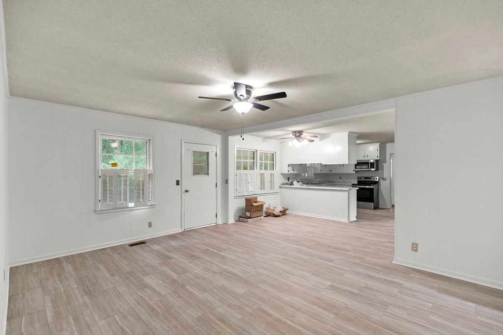 1700 Randall Road Dothan, AL 36303 - Photo 9 of 31 Living Room/Kitchen
