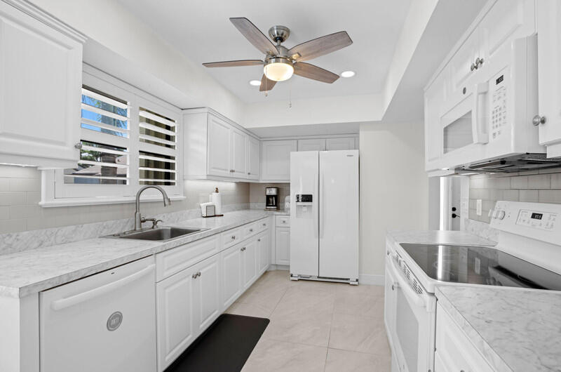 702 Wingfoot Drive, Unit D Jupiter, FL 33458 - Photo 9 of 39 Kitchen 4