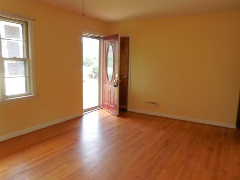 313 Frontier Road Northeast Roanoke, VA 24012 - Photo 12 of 15 LIVING ROOM