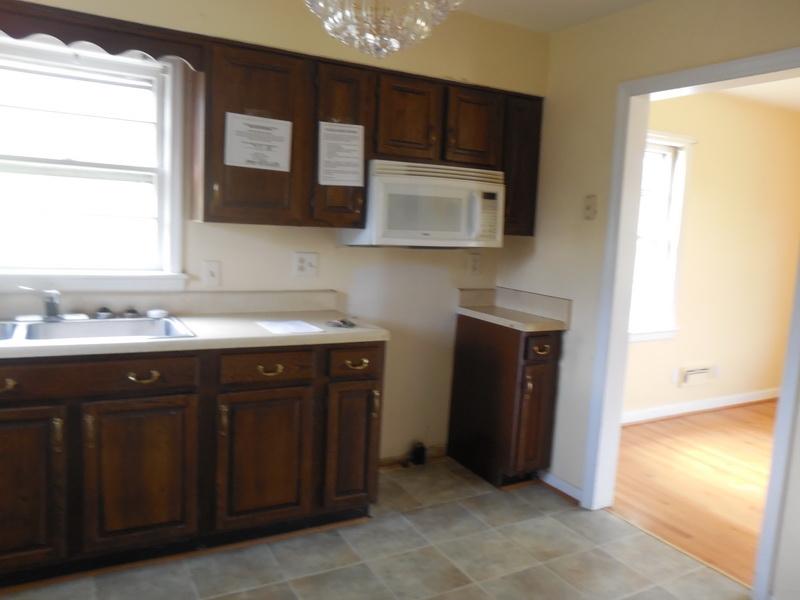313 Frontier Road Northeast Roanoke, VA 24012 - Photo 10 of 15 KITCHEN