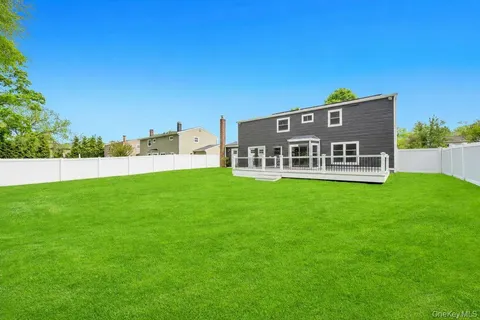 $899,999 | 20 Canterbury Court, Oakdale, NY 11769