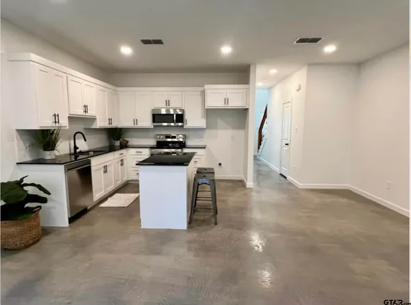 $1,800 | 18747 FM 2493, Flint, TX 75762