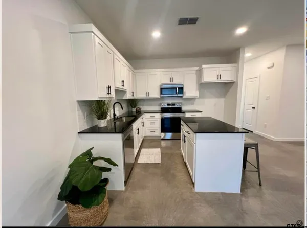 $1,800 | 18747 FM 2493, Flint, TX 75762