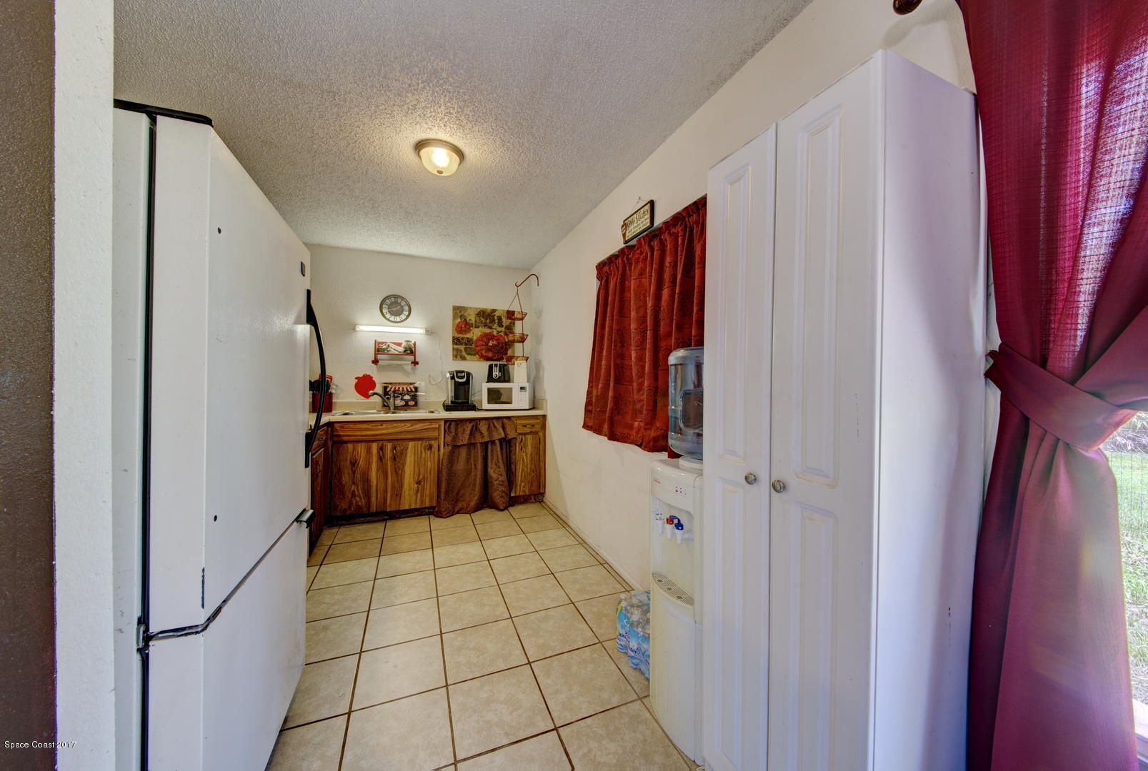 665 Weaver Road Southwest Palm Bay, FL 32908 - Photo 12 of 21 Kitchen with Pantry