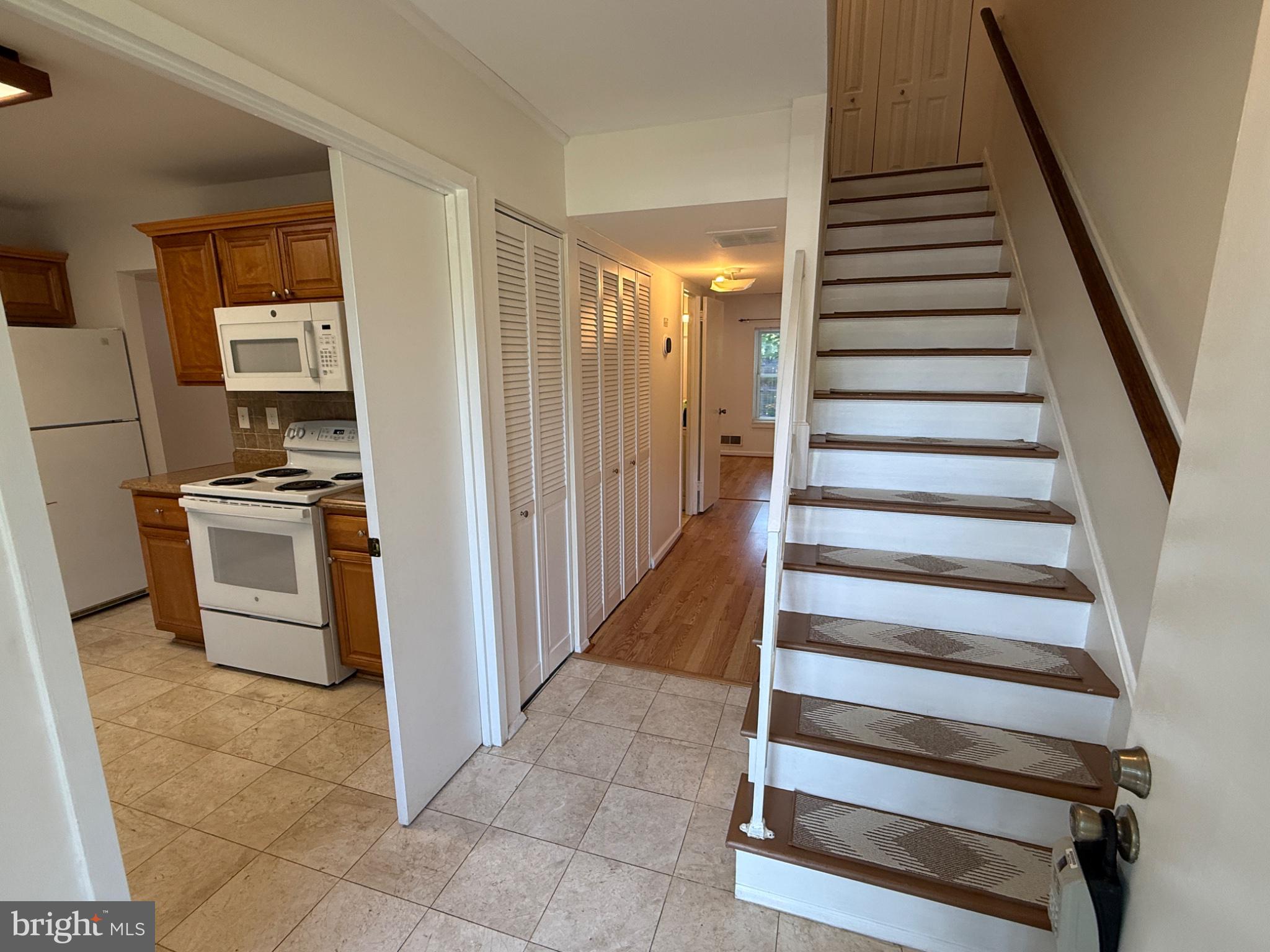 9455 Horizon Run Road, Unit 8 Gaithersburg, MD 20886 - Photo 12 of 25 Inviting entryway with cozy kitchen.