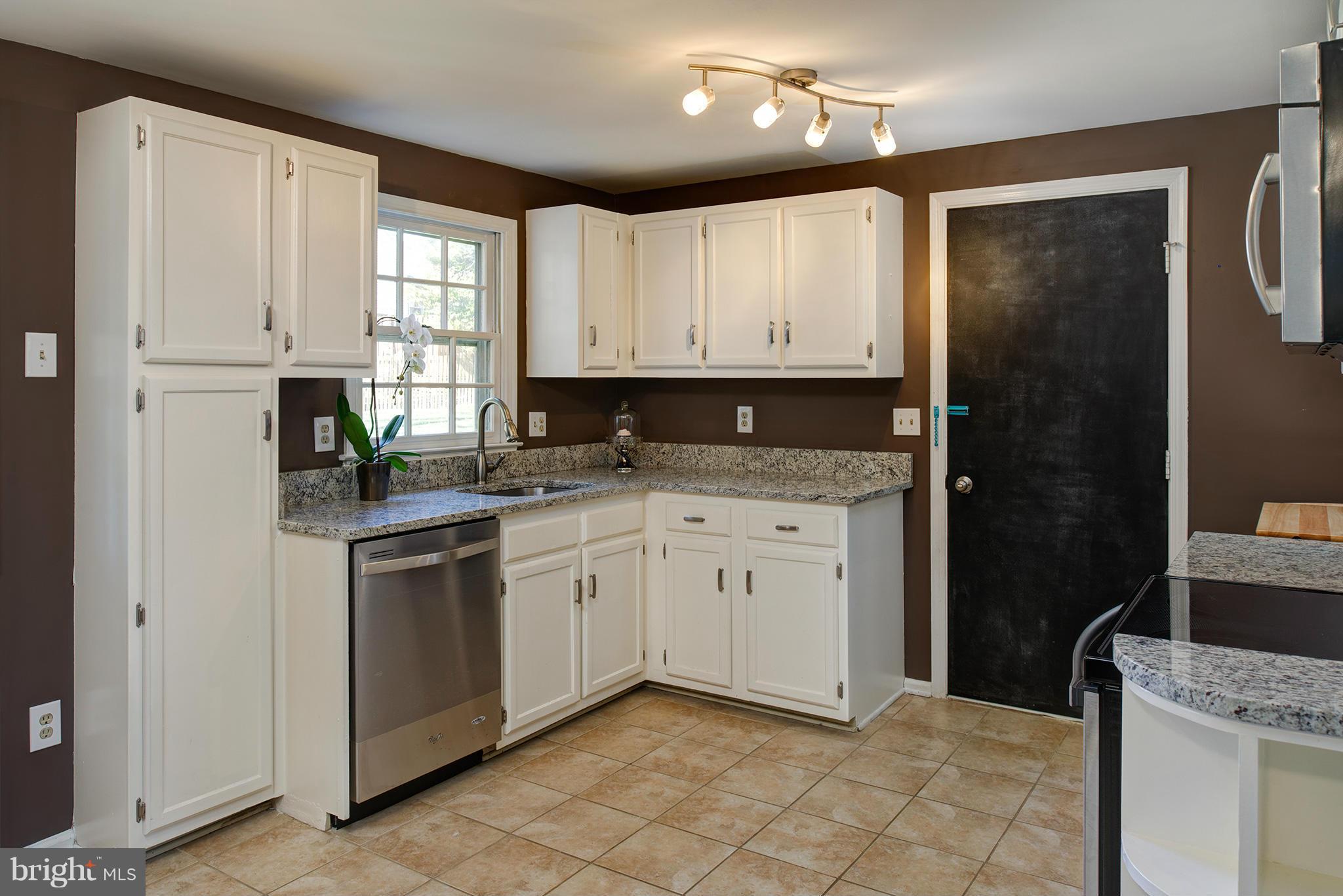 7610 Trail Run Road Falls Church, VA 22042 - Photo 5 of 29 Kitchen w/ new granite & SS appliances