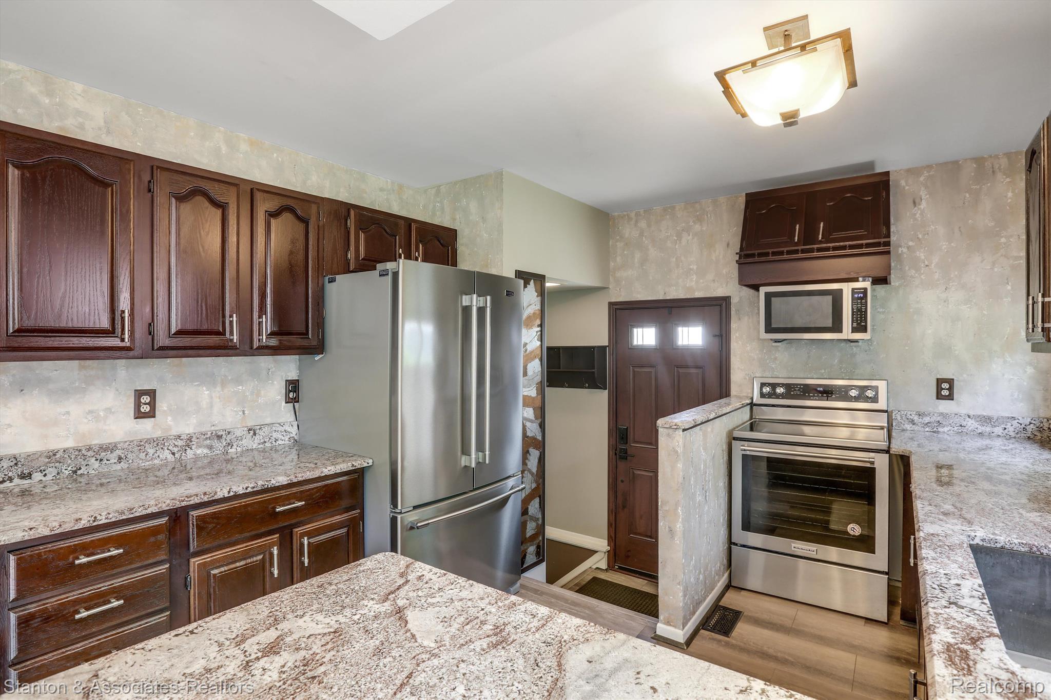 23031 Tuck Road Farmington, MI 48336 - Photo 6 of 24 kitchen