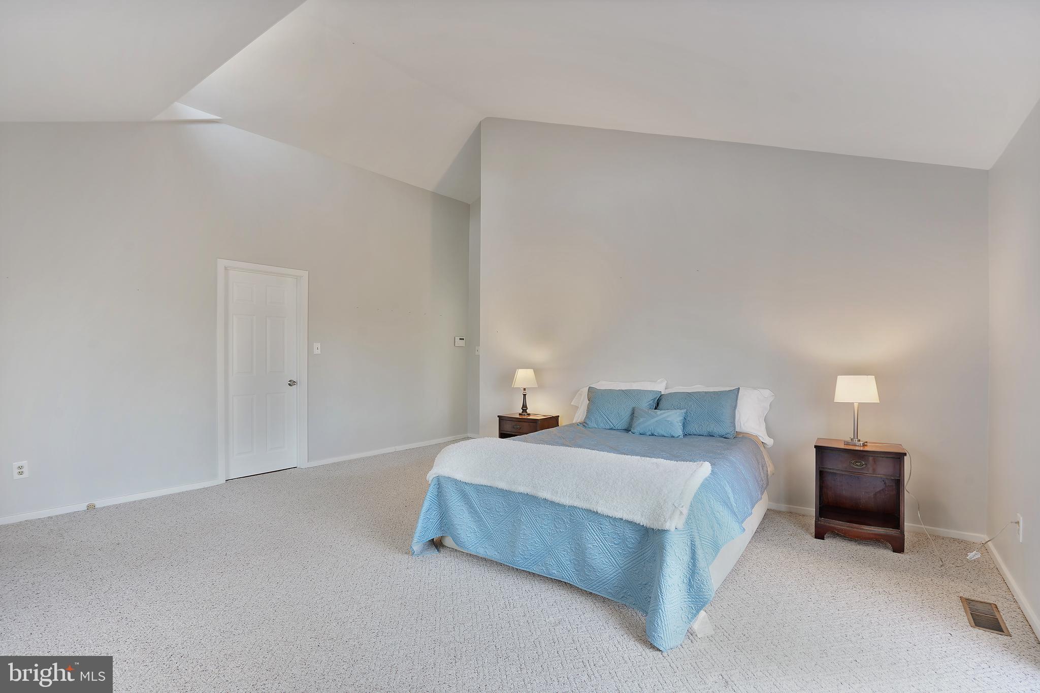 1052 Bellview Road McLean, VA 22102 - Photo 14 of 36 a bedroom with a bed and lamp