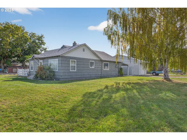 a view of a house with a yard