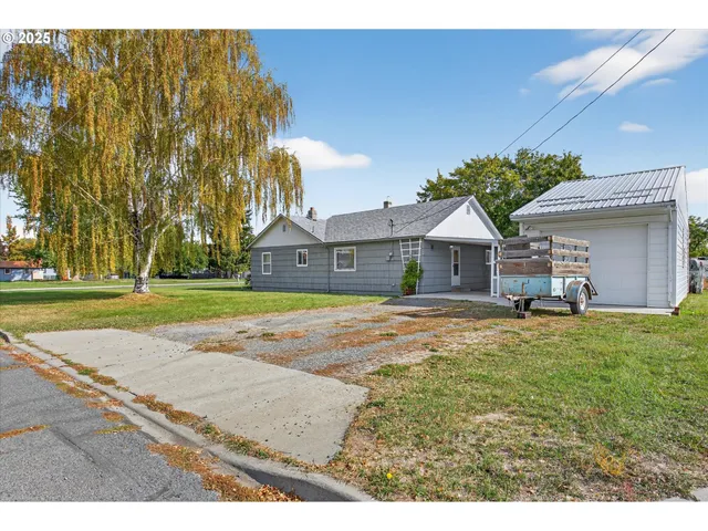 a house view with a outdoor space