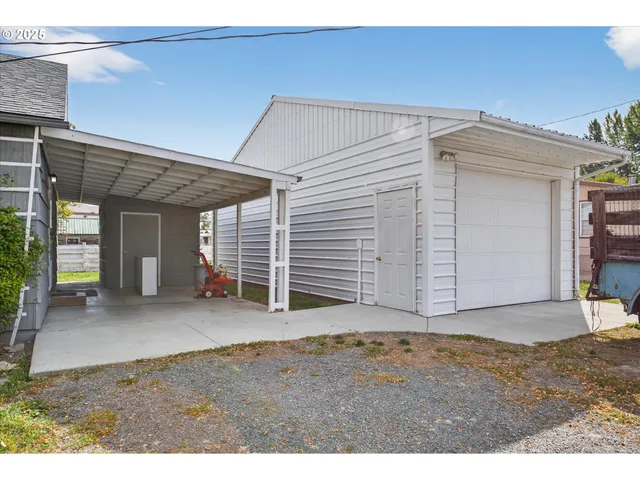 a view of a house with porch