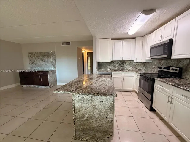 $2,050 | 105 Meadows Circle, Unit 105, Boynton Beach, FL 33436