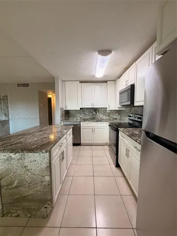 $2,050 | 105 Meadows Circle, Unit 105, Boynton Beach, FL 33436