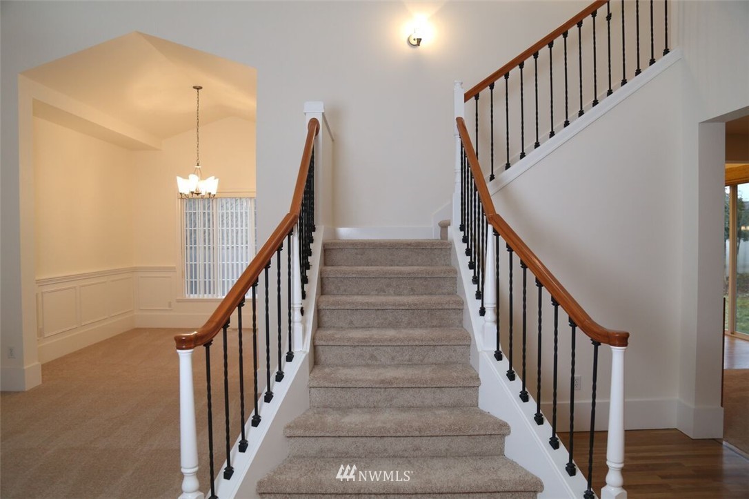 402 Lyons Avenue Northeast Renton, WA 98059 - Photo 3 of 24 Gallery Image 3