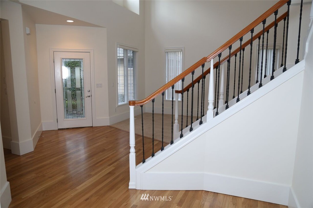 402 Lyons Avenue Northeast Renton, WA 98059 - Photo 5 of 24 Gallery Image 5