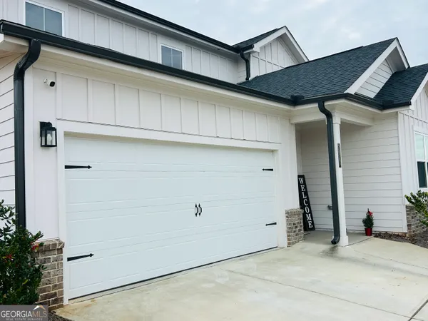 a view of a garage