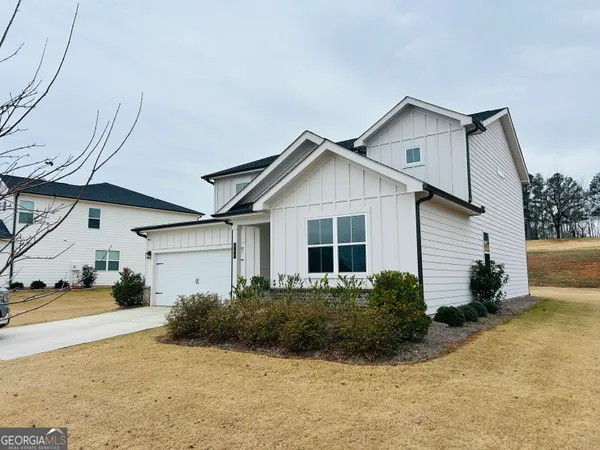 a view of a house with backyard and garden