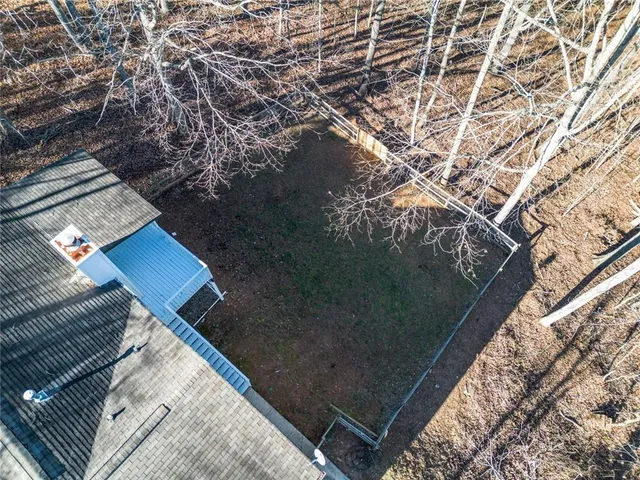 a view of roof with a yard
