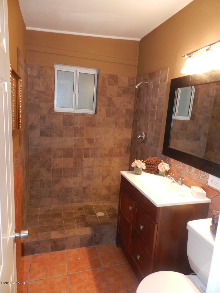 3033 East Osborn Road Phoenix, AZ 85016 - Photo 8 of 12 Guest Bath
