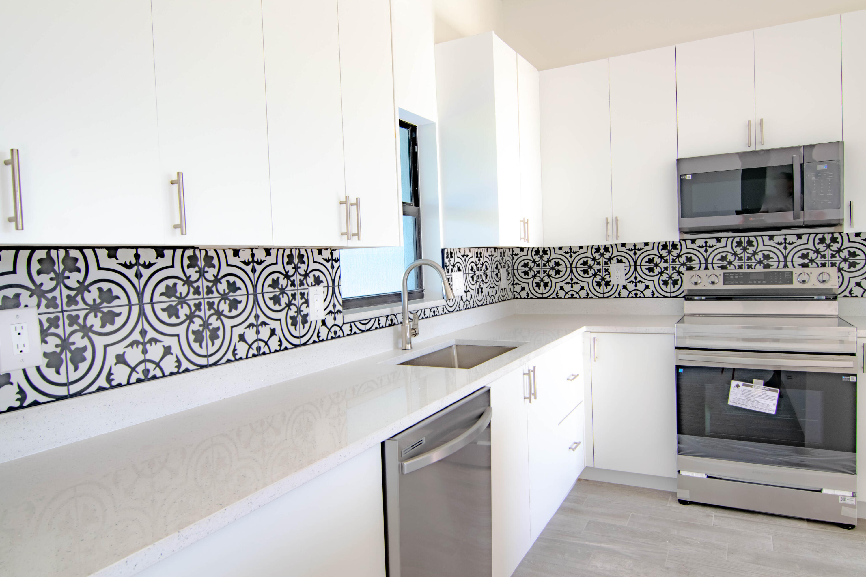 8126 Thruso Road Port Charlotte, FL 33981 - Photo 8 of 32 modern kitchen Backsplash