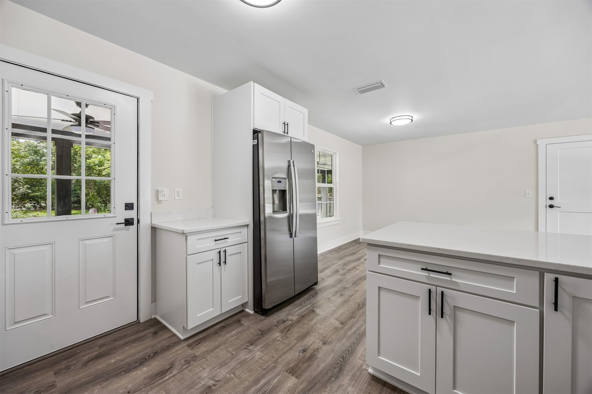 552 Sunset Road Fernandina Beach, FL 32034 - Photo 7 of 23 a kitchen with white cabinets and refrigerator
