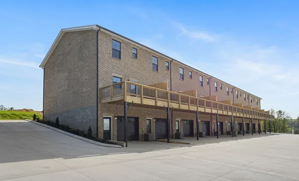 $1,695 | 41 West High Street, Unit D7, Clarksville, TN 37040