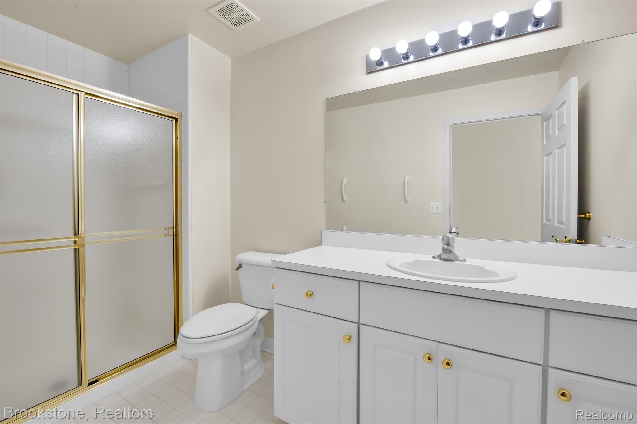 1134 Churchill Circle Rochester, MI 48307 - Photo 17 of 42 Primary Bathroom