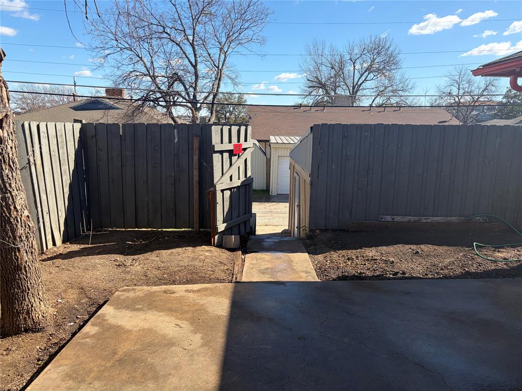 13360 Southview Lane Dallas, TX 75240 - Photo 22 of 26 a backyard of a house