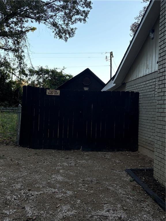657 Utoy Court Jonesboro, GA 30238 - Photo 4 of 29 a view of wooden fence