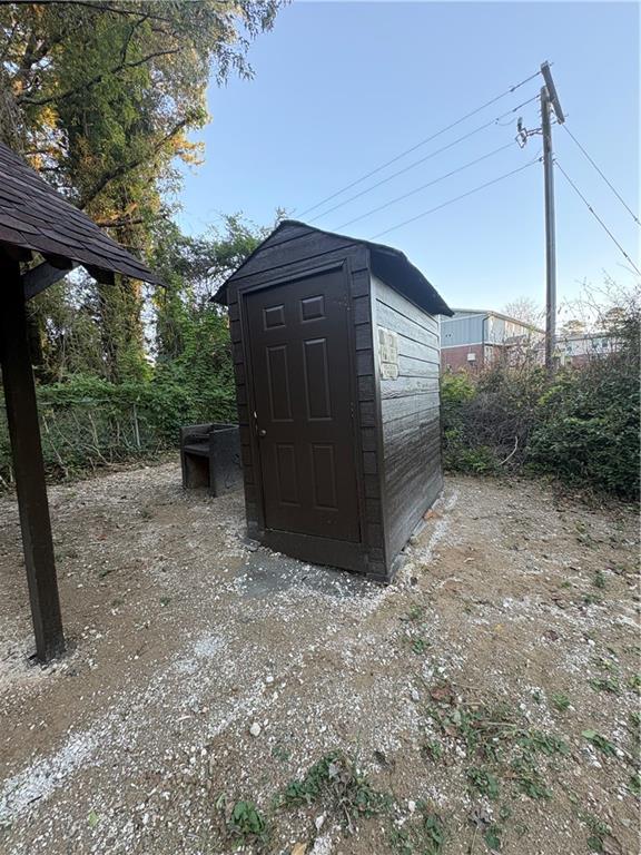 657 Utoy Court Jonesboro, GA 30238 - Photo 8 of 29 a backyard of a house with lots of green space