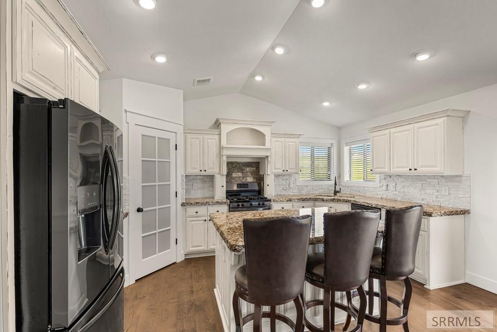 7232 East Middle Fork Road Idaho Falls, ID 83406 - Photo 11 of 72 Kitchen