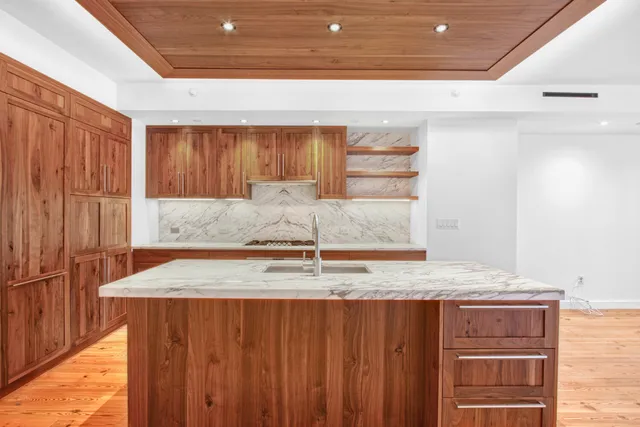 a picture of a very nice looking hallway