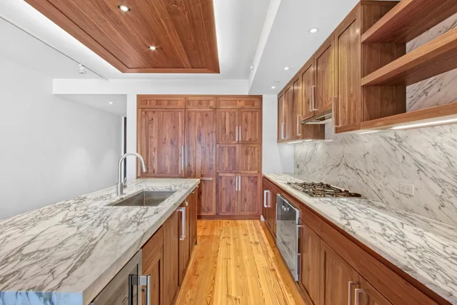 a picture of a very nice looking hallway