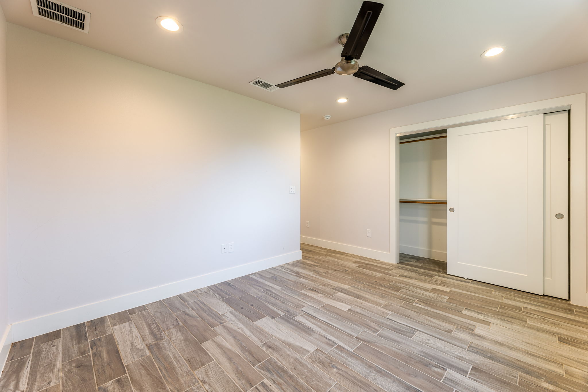 8410 Romney Road Austin, TX 78748 - Photo 29 of 35 Unfurnished bedroom featuring wood finish floors, recessed lighting, a ceiling fan, and a closet