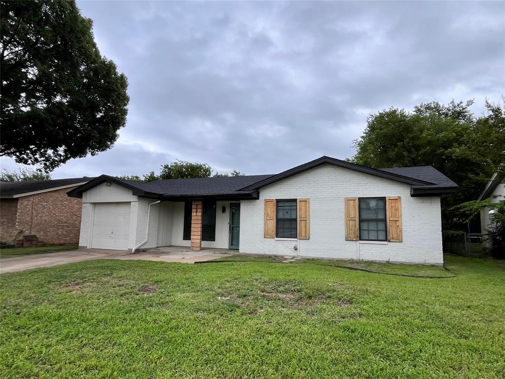 721 Lisa Lane Cedar Hill, TX 75104 - Photo 2 of 36 a front view of house with yard and green space