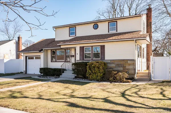 $799,000 | 16 Seneca Drive, Massapequa, NY 11758