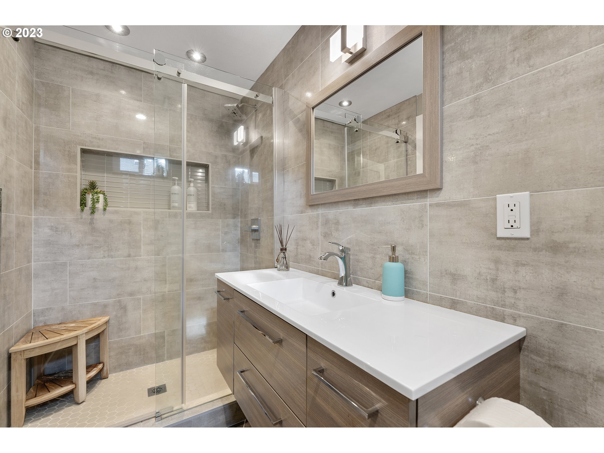 902 Southwest Troy Street Portland, OR 97219 - Photo 19 of 40 Gallery Image 19