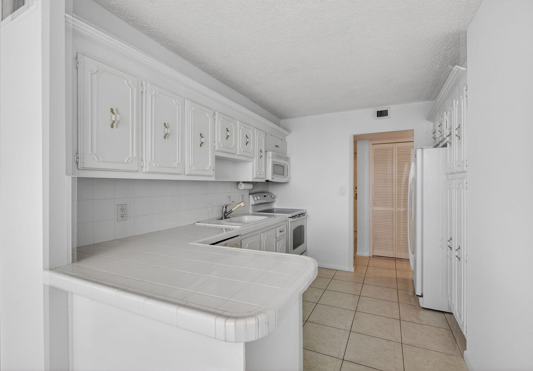 4200 North Ocean Drive, Unit 21606 Riviera Beach, FL 33404 - Photo 22 of 41 Kitchen