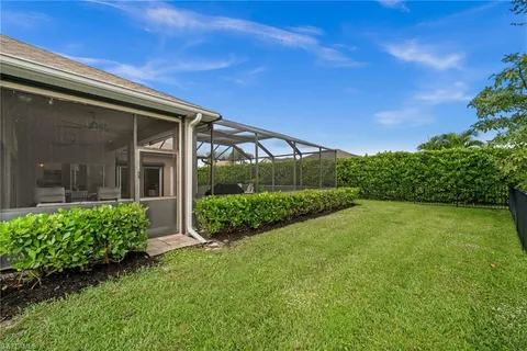 a view of yard with green space