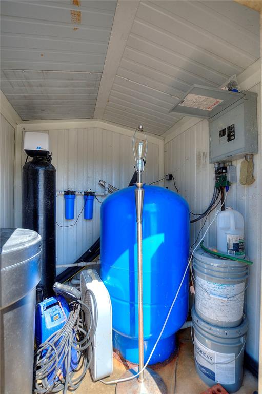 19550 Jody Morgan Road Perry, FL 32348 - Photo 48 of 79 a room with a bed and a mirror