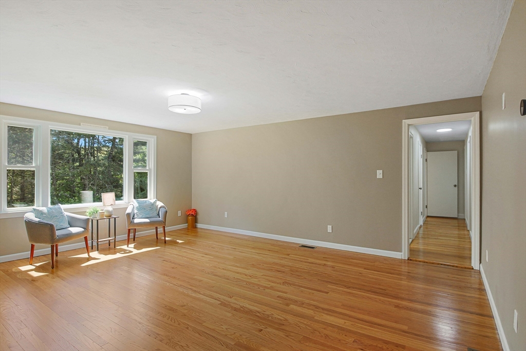 437 Salisbury Street Worcester, MA 01609 - Photo 3 of 23