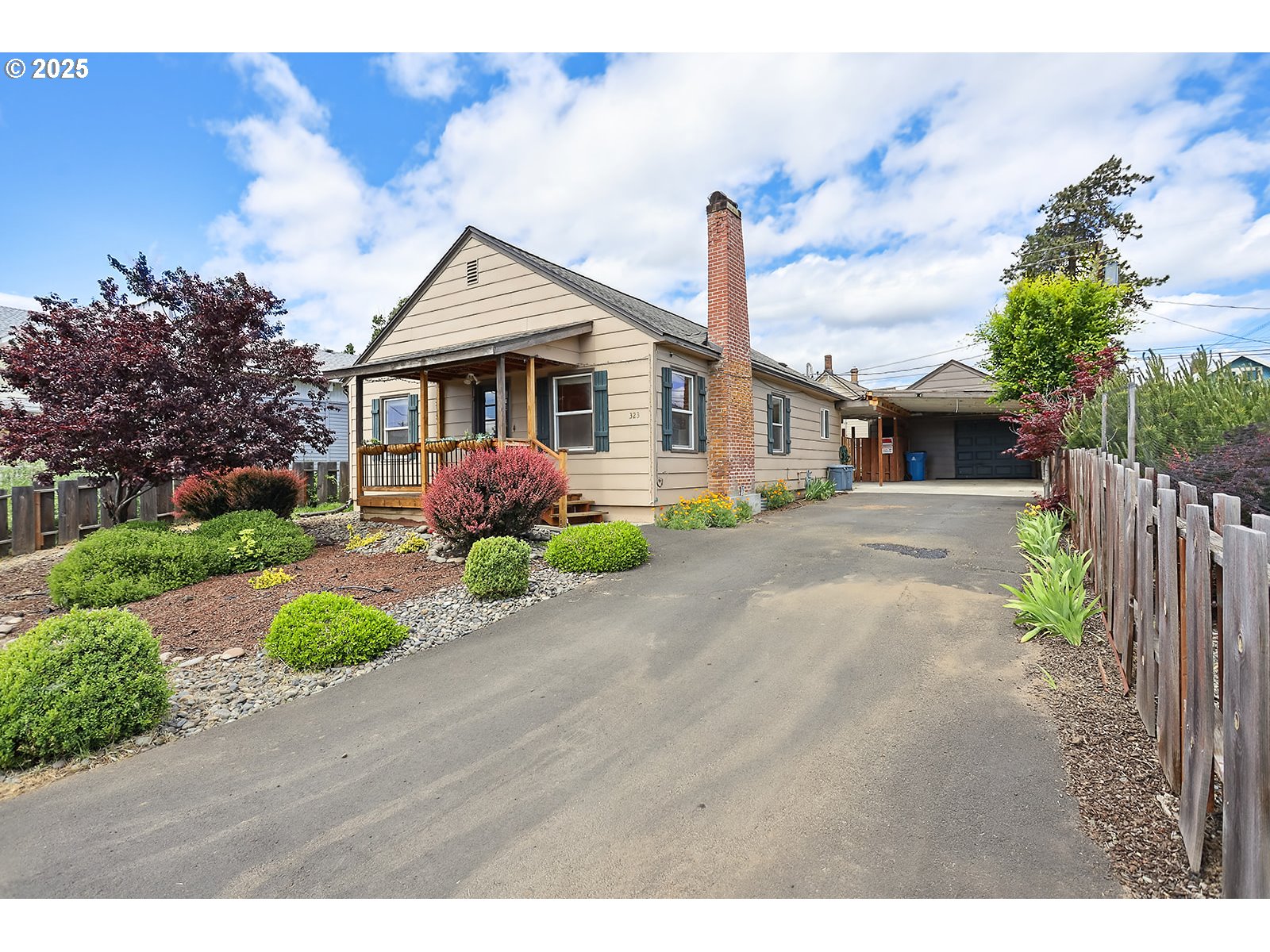 323 West Broadway Street Goldendale, WA 98620 - Photo 1 of 41 a front view of a house with garden