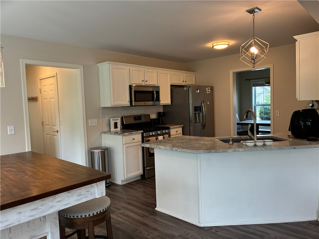 18 Dona Lea Road Perinton, NY 14450 - Photo 11 of 29 The kitchen is conveniently positioned between teh formal dining room and breakfast area.