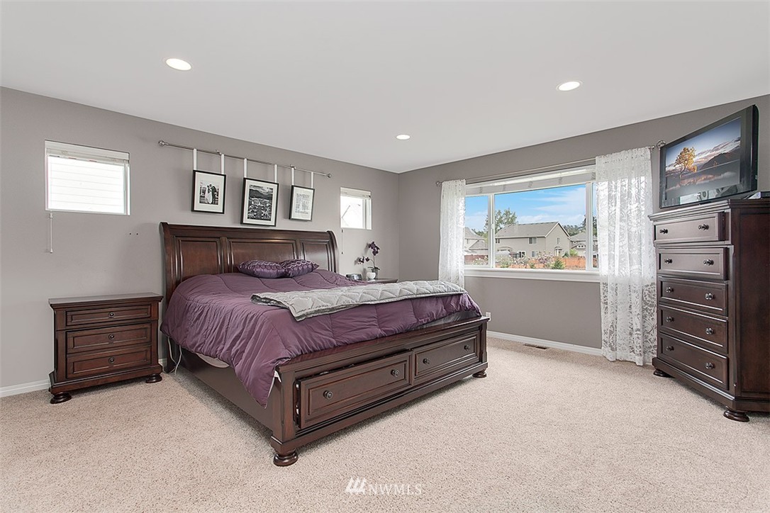 258 Lyons Place Northeast Renton, WA 98059 - Photo 18 of 25 a bedroom with a bed and a dresser
